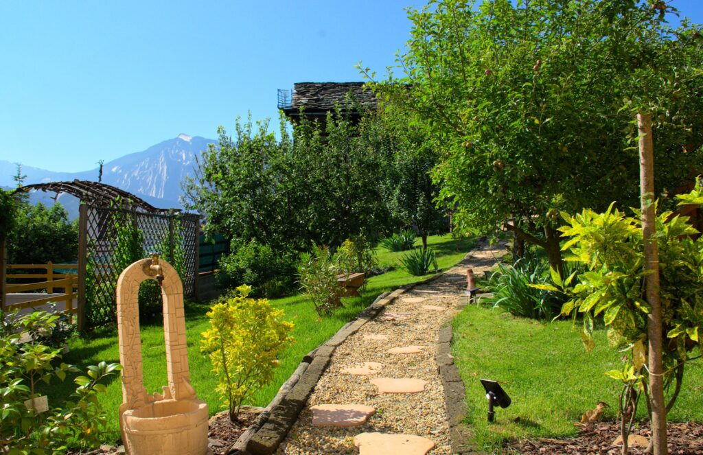 Silent Book Garden & Solarium – Sunrise Inn Pessinetto