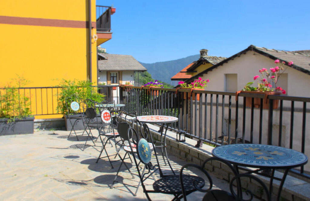 Terrazza Aperitivi con Maxi Schermo – Sunrise Inn Pessinetto